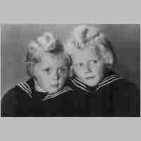 070-0082 Kawernicken, die Zwillinge Skrimmer Erich und Ursel im Jahre 1944.jpg